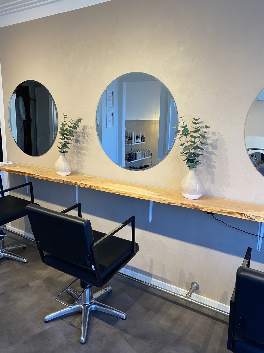 Salonens vaskeområde med behagelige stole