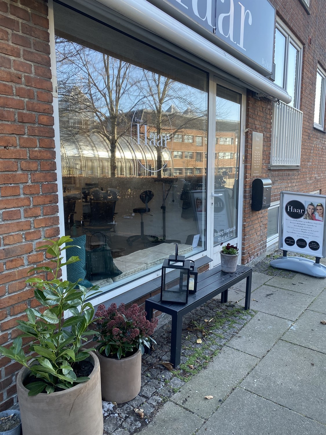 Produkthylde med forskellige hårplejeprodukter