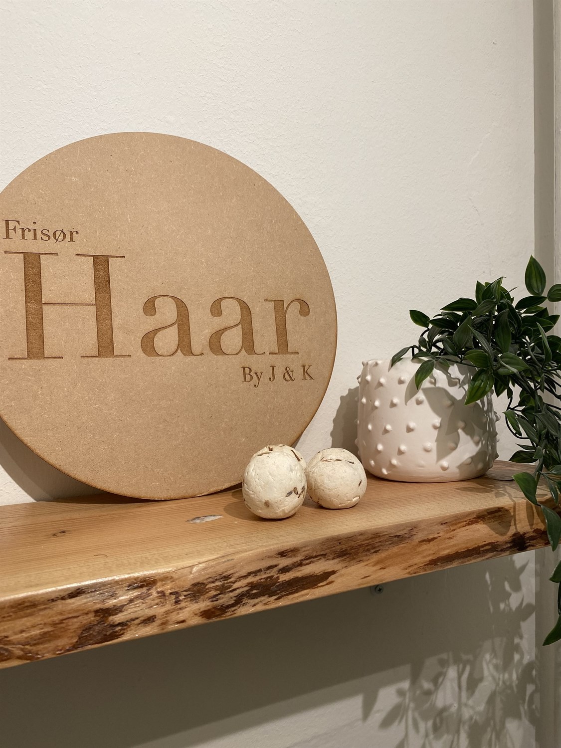 Et overblik over den lyse og indbydende salon