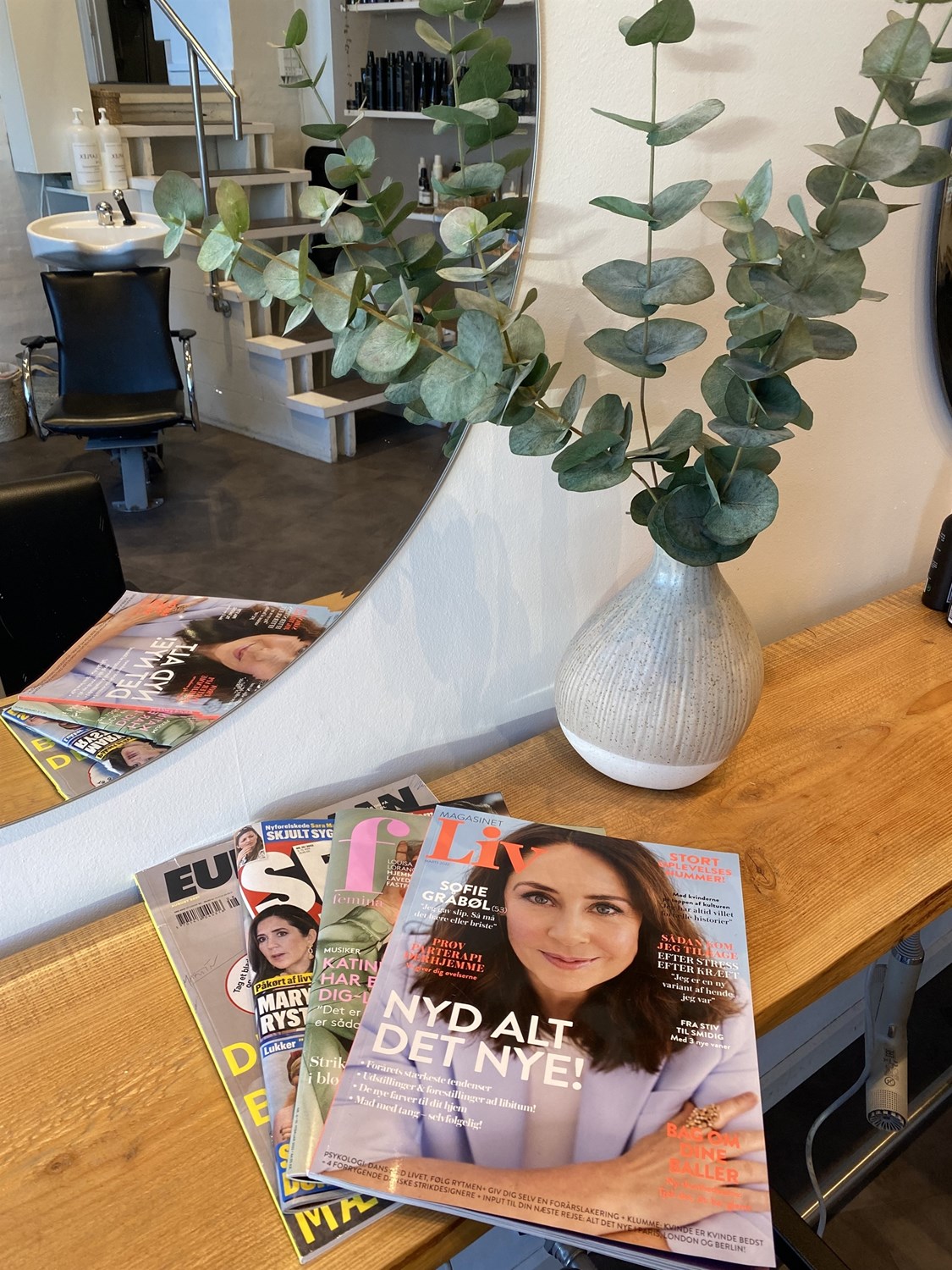 Venteområde med sofa og hygge