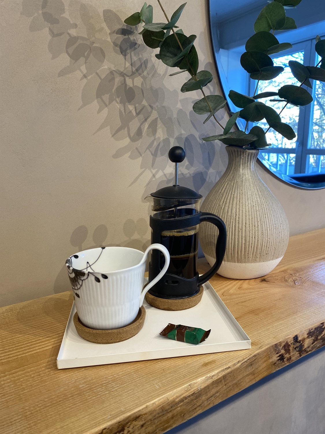 Udsigten til gaden fra salonens store vinduer